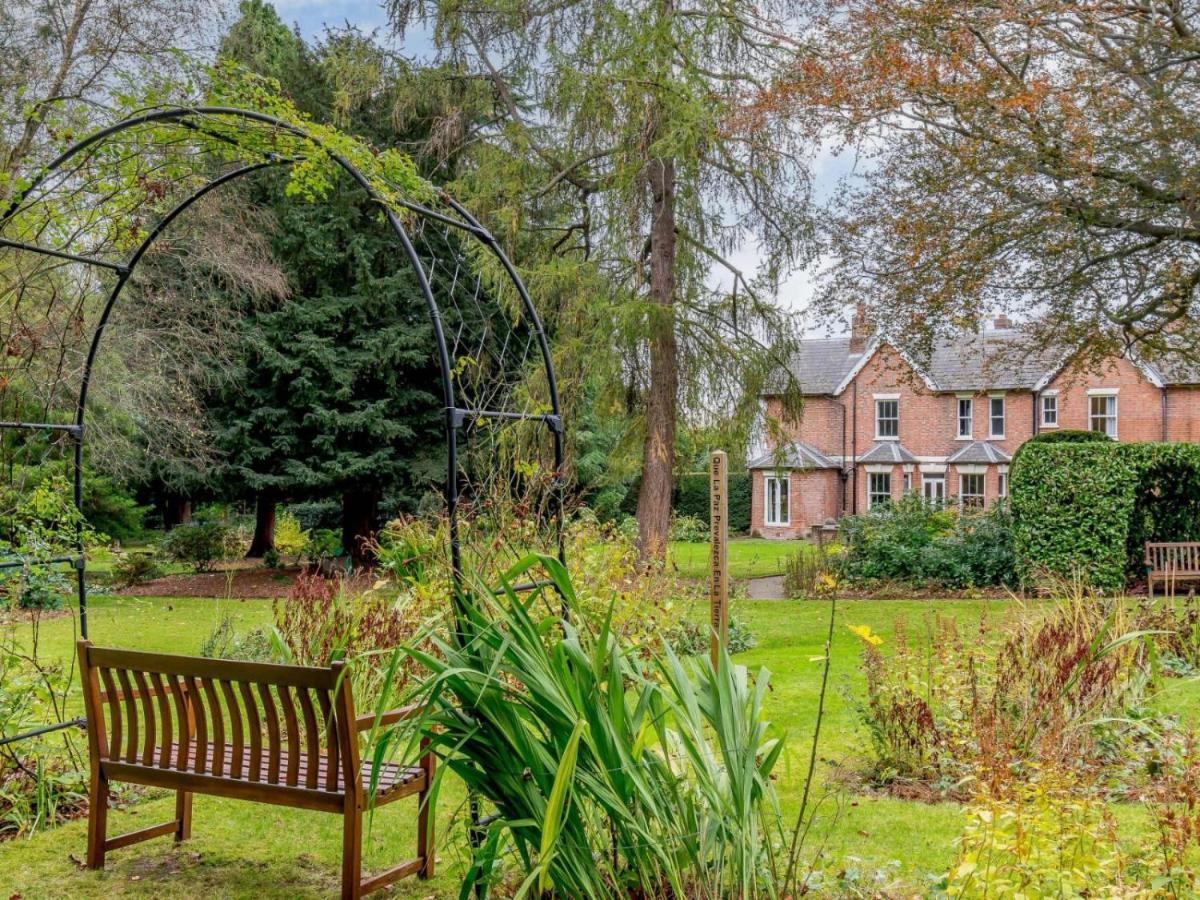 Claridge House Panzió Lingfield Kültér fotó